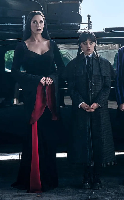 Morticia  and Wednesday height difference, TV
