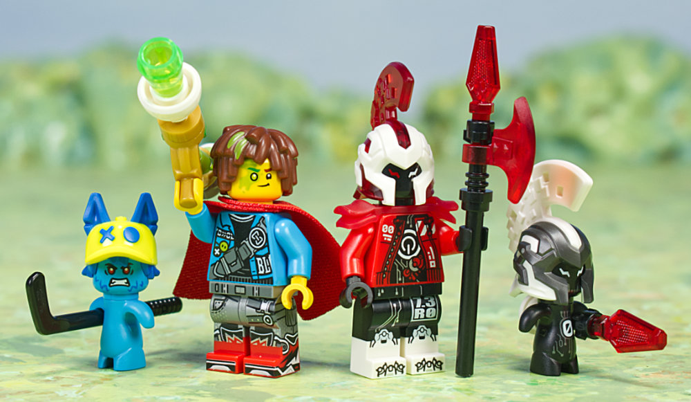 minifigures with utensils