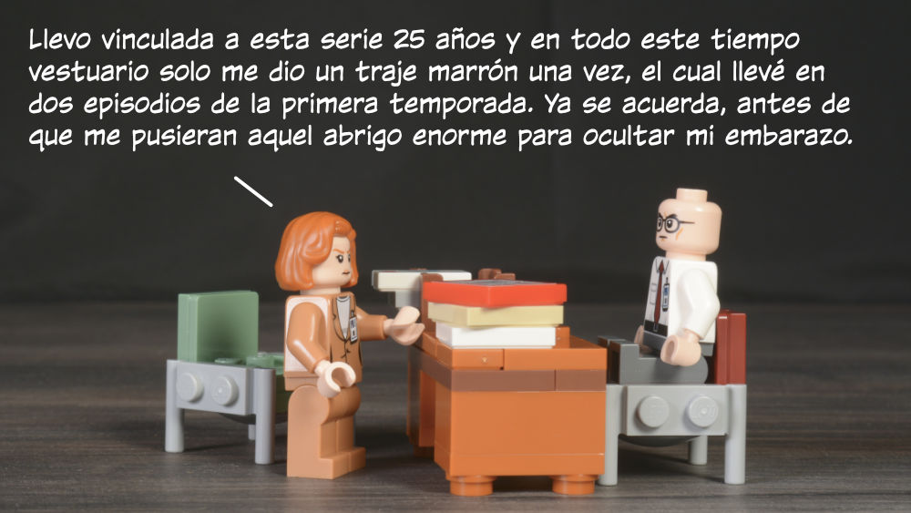 Scully: Llevo vinculada a esta serie 25 años y en todo este tiempo vestuario solo me dio un traje marrón una vez, el cual llevé en dos episodios de la primera temporada. Ya se acuerda, antes de que me pusieran aquel abrigo enorme para ocultar mi embarazo.