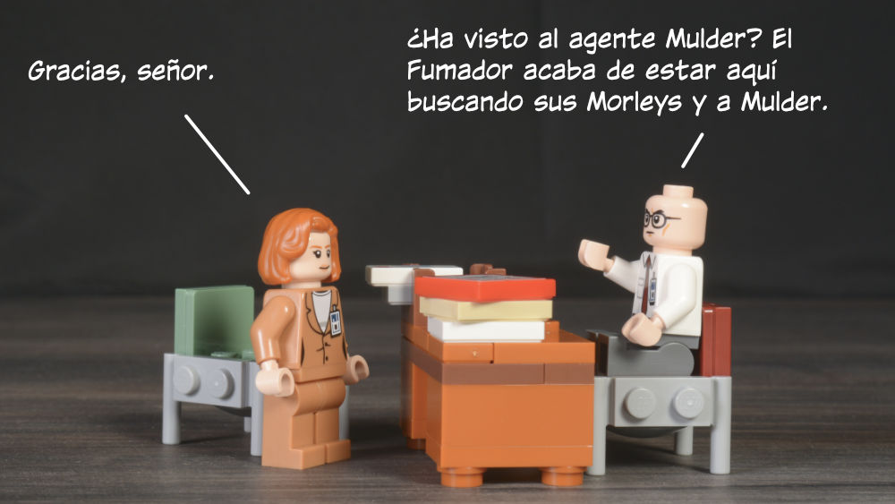 Scully: Gracias, señor. Skinner: Have you seen Agent Mulder? ¿Ha visto al agente Mulder? El Fumador acaba de estar aquí buscando sus Morleys y a Mulder.