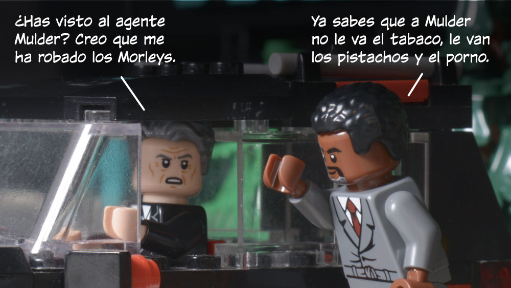 Smoking Man: ¿Has visto al agente Mulder? Creo que me ha robado los Morleys. Mister X: Ya sabes que a Mulder no le va el tabaco, le van los pistachos y el porno.